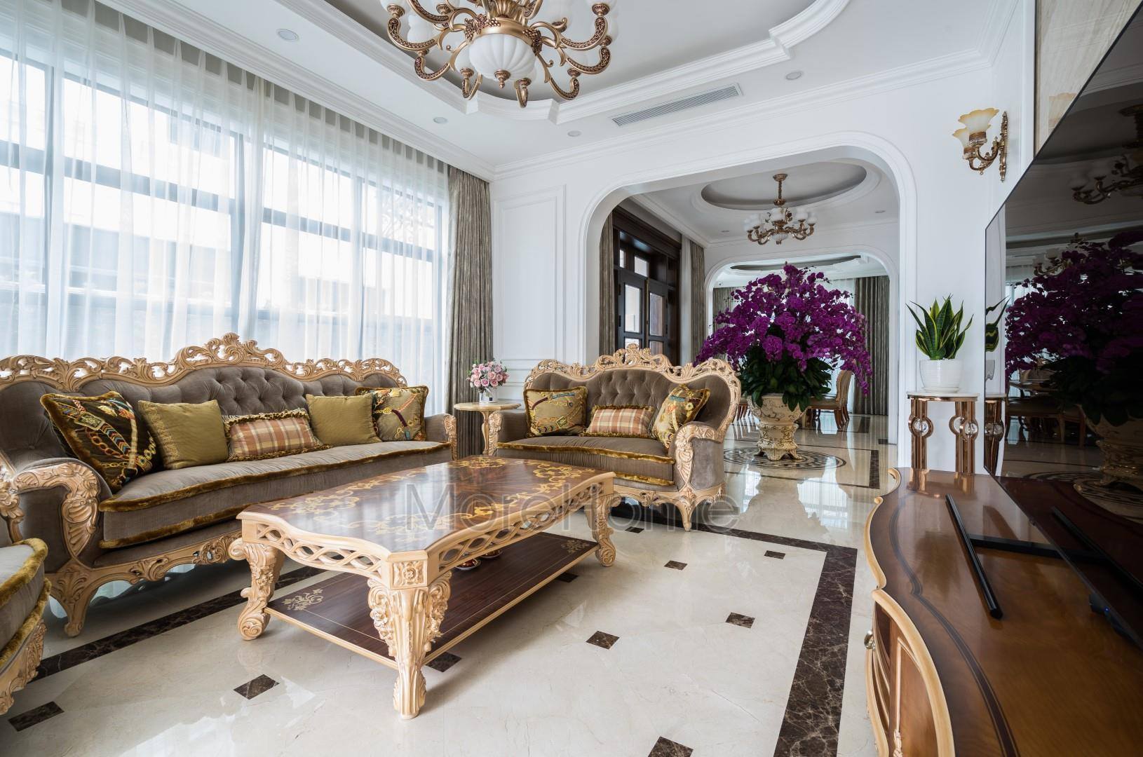 Nội thất tân cổ điển bao gồm bàn, ghế, kệ để tivi được làm từ chất liệu gỗ tự nhiên cao cấp, sofa nỉ, đá hoa cương đèn phê lê